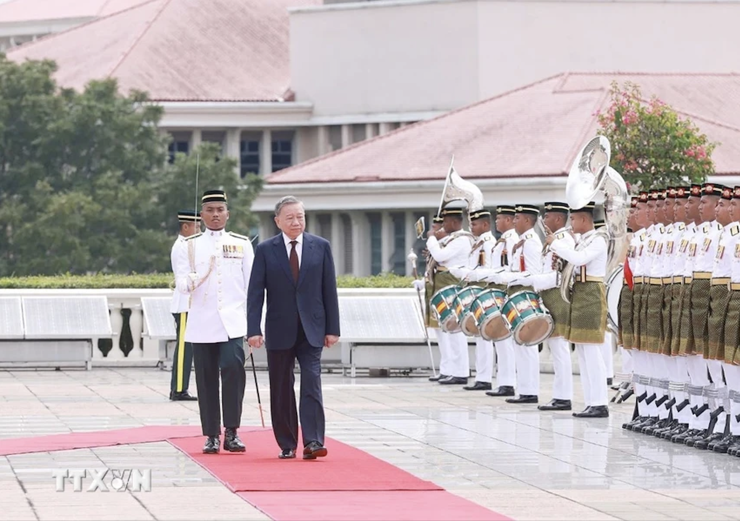 Lễ đón trọng thể Tổng Bí thư Tô Lâm và phu nhân thăm chính thức Malaysia- Ảnh 6.