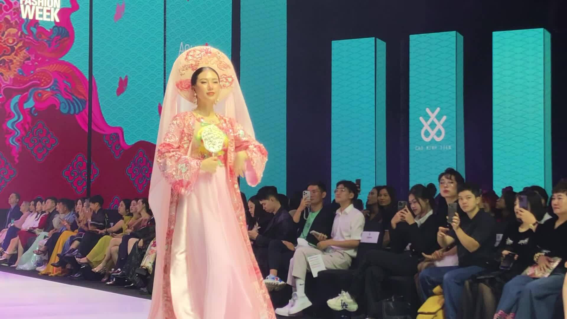 Bùi Quỳnh Hoa là vedette show Cao Minh Tiến