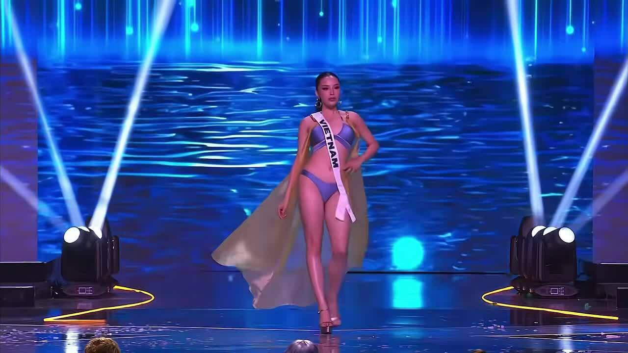 Kỳ Duyên catwalk với áo tắm tại bán kết Miss Universe