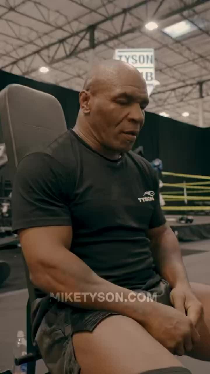 Mike Tyson tập luyện trước khi đấu Jake Paul