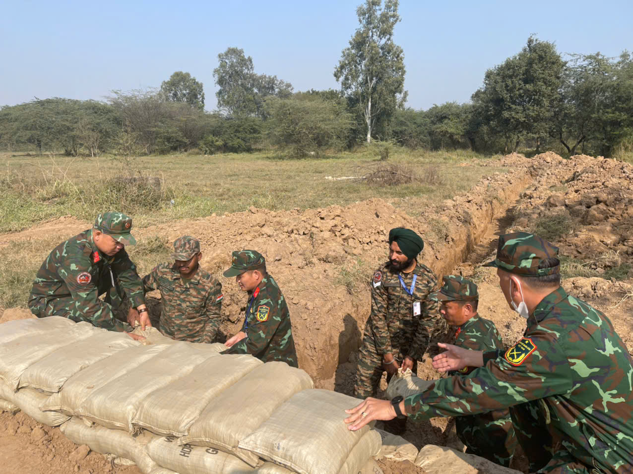 Công binh, quân y và không quân Việt Nam - Ấn Độ diễn tập ứng phó động đất- Ảnh 6.