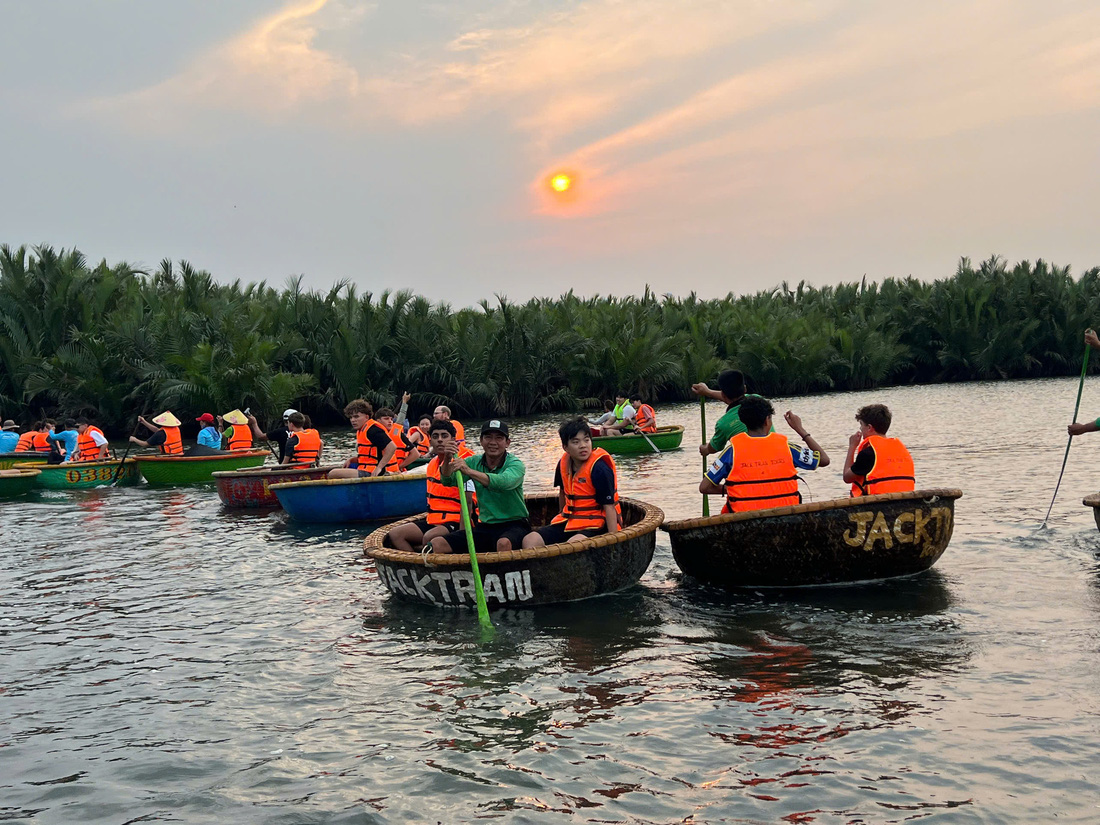 Phép màu từ du lịch nông nghiệp - Bài 2 - Trâu xịt nước hoa, dân ra sông đánh cá phục vụ khách - Ảnh 3.