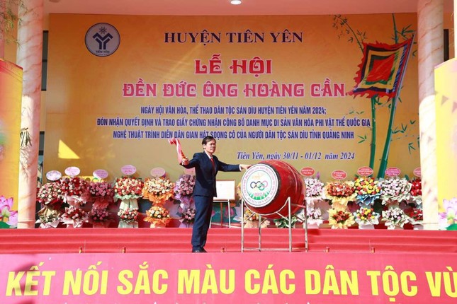 Độc lạ đệ nhất cua biển được trao vương miện như hoa hậu ảnh 1