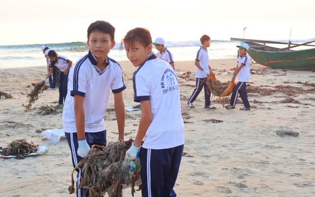 'Biệt đội nhí' dọn rác mỗi cuối tuần ảnh 1