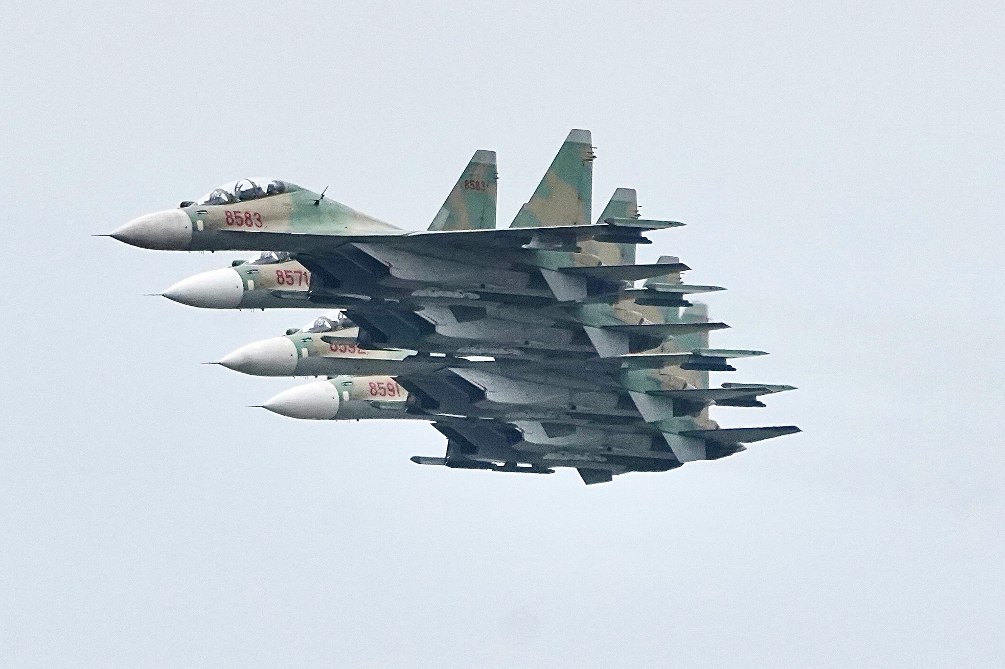 Xem tiêm kích Su-30MK2, trực thăng Mi thục luyện bay trên bầu trời Hà Nội ảnh 8