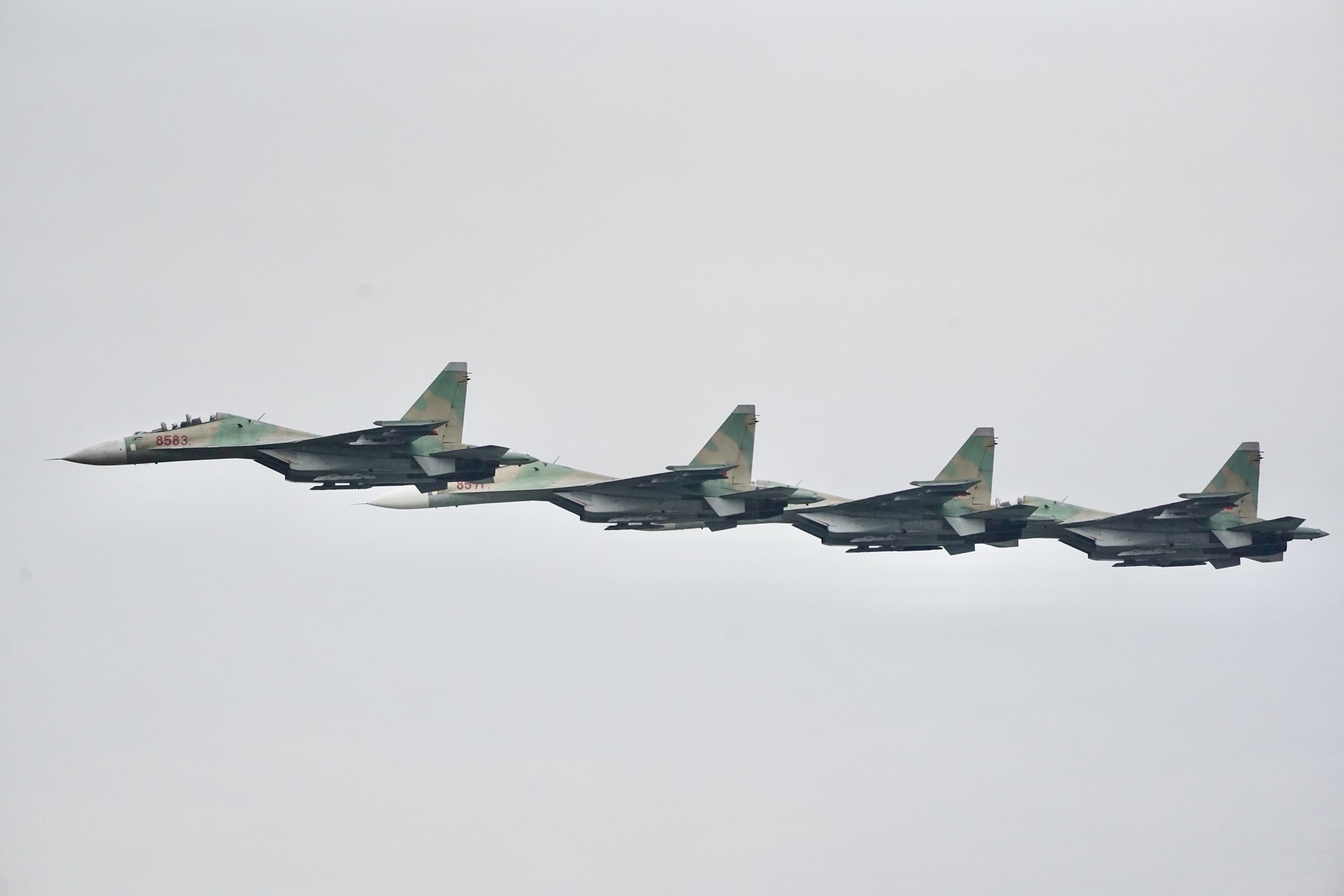 Xem tiêm kích Su-30MK2, trực thăng Mi thục luyện bay trên bầu trời Hà Nội ảnh 13