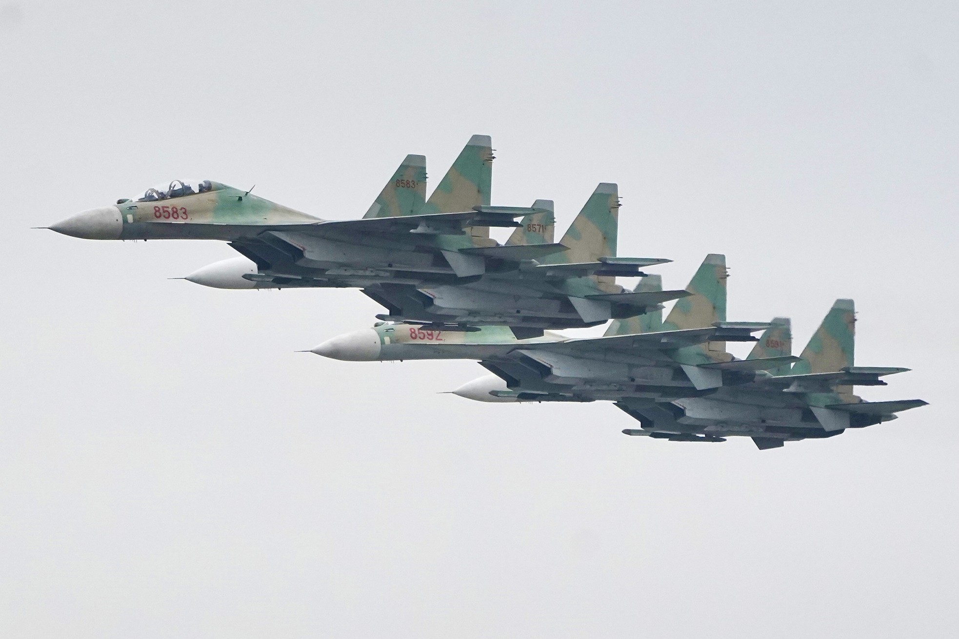 Xem tiêm kích Su-30MK2, trực thăng Mi thục luyện bay trên bầu trời Hà Nội ảnh 9