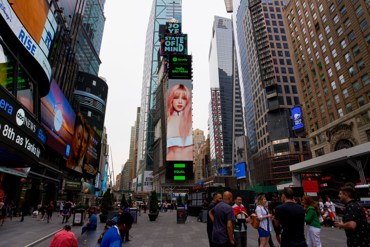 Thiều Bảo Trâm khoe eo con kiến trên billboard quảng trường Thời Đại New York