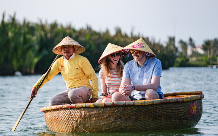 Mùa lụt thành sản phẩm du lịch - Ảnh 2.