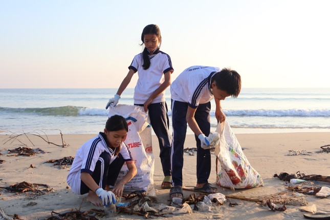 'Biệt đội nhí' dọn rác mỗi cuối tuần ảnh 9