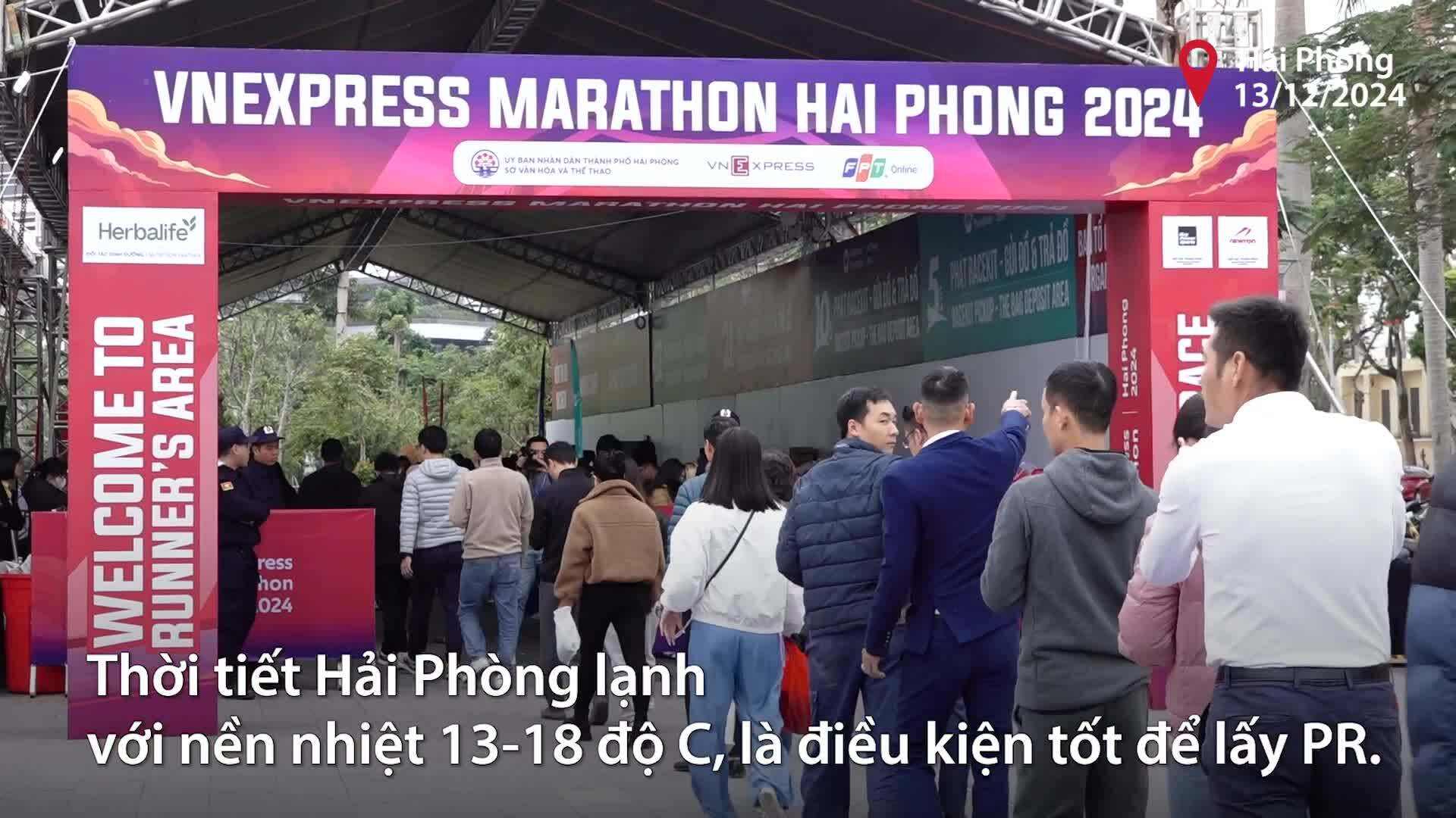 Runner nhận Bib VnExpress Marathon Hải Phòng 2024