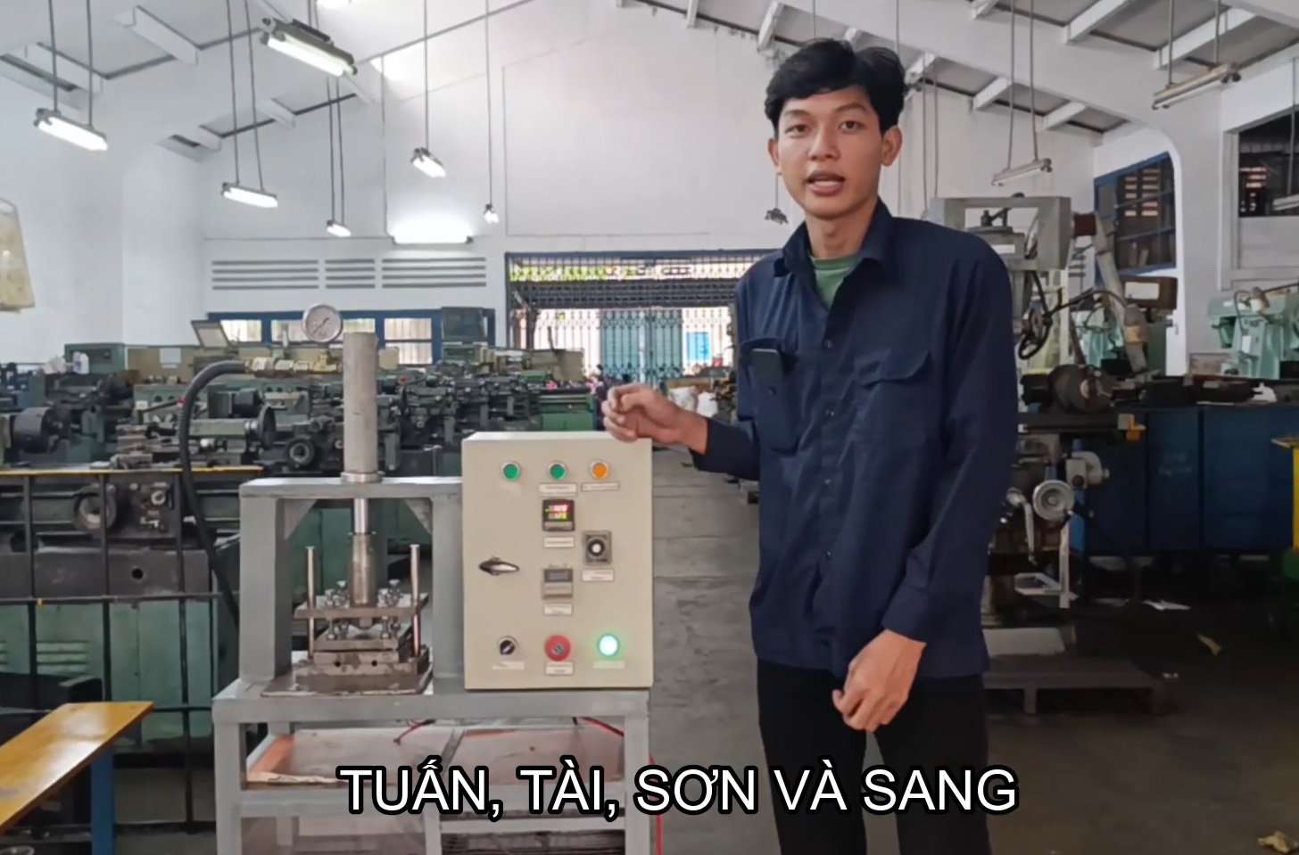 Sinh viên làm máy tạo hình chén đĩa từ mo cau