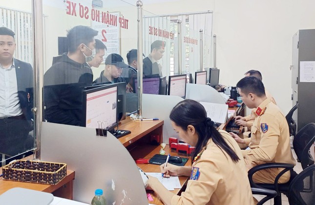 Ngày cuối giảm thuế trước bạ, CSGT hướng dẫn tận tình người dân đến đăng ký ô tô ảnh 7