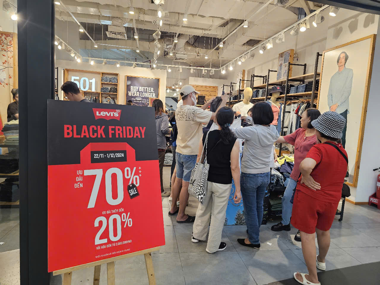 Nhộn nhịp khách mua sắm dịp Black Friday- Ảnh 8.