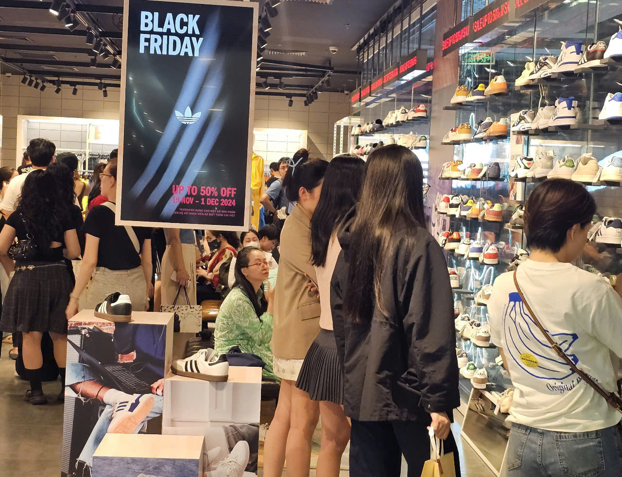 Nhộn nhịp khách mua sắm dịp Black Friday- Ảnh 6.