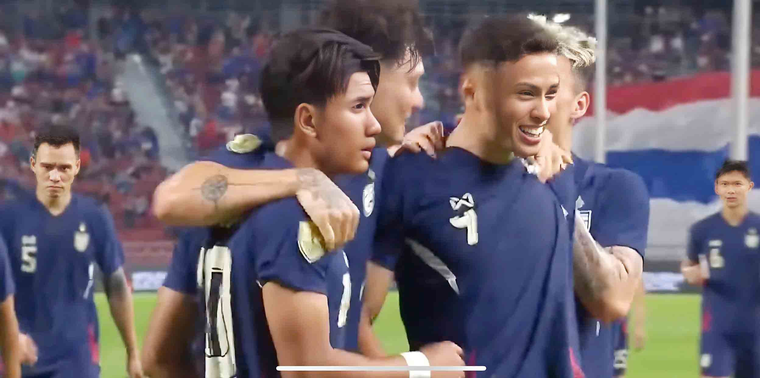 AFF Cup: Sai lầm của thủ môn Nadzli giúp đội tuyển Thái Lan soán lại tốp 1- Ảnh 1.