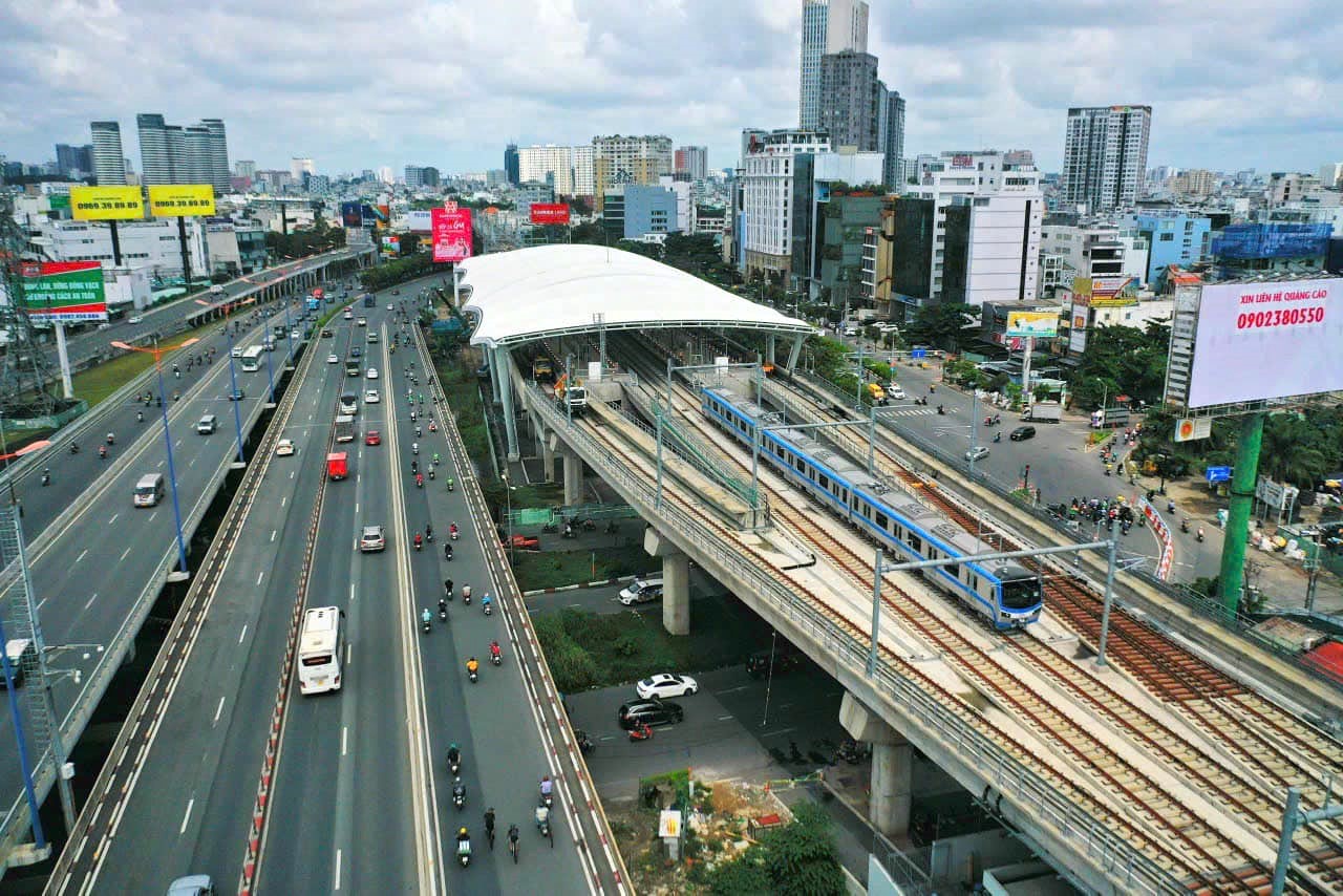 Ngân hàng phát hành thẻ miễn phí cho khách đi tàu Metro số 1- Ảnh 2.