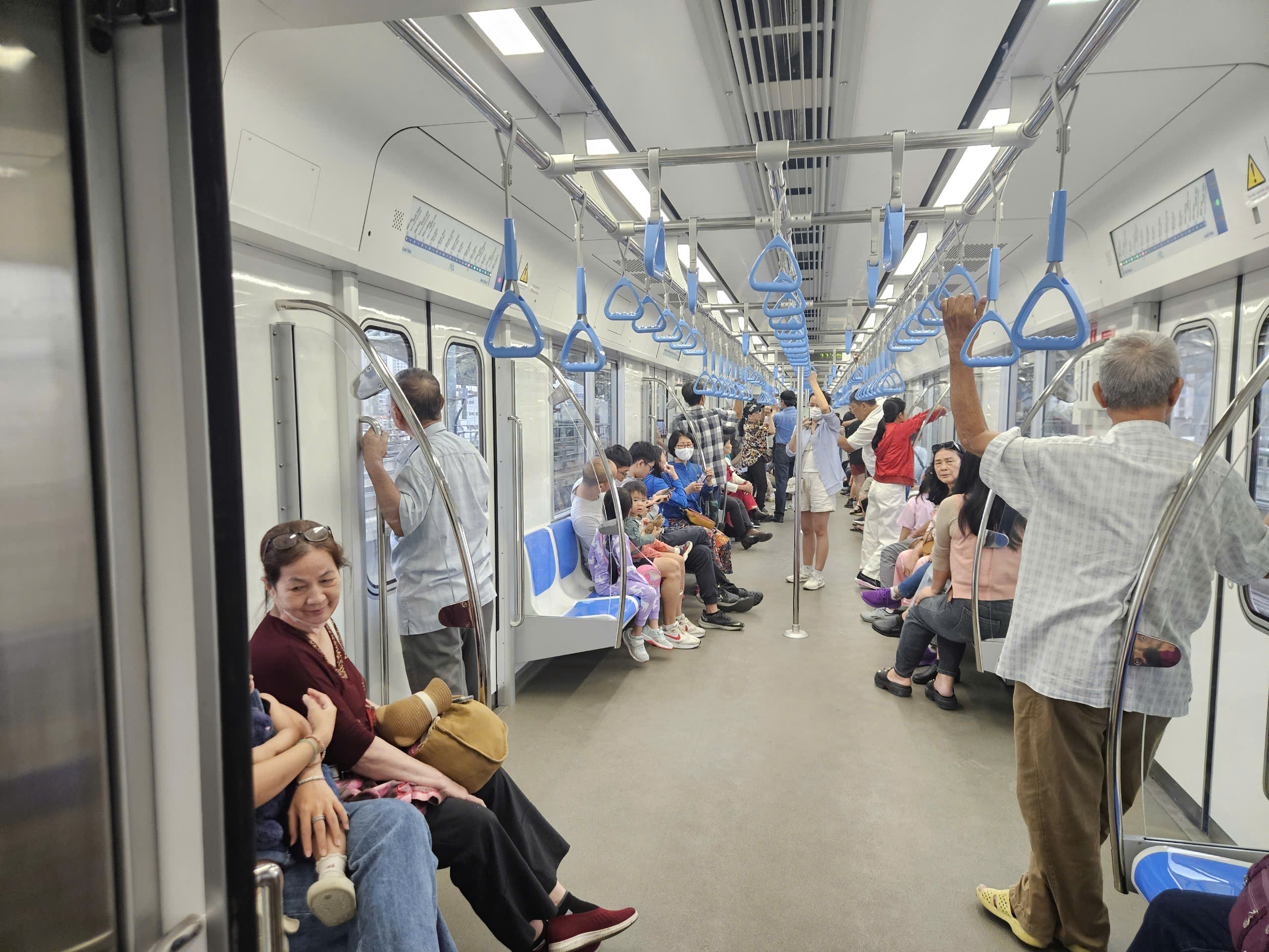 Ngân hàng phát hành thẻ miễn phí cho khách đi tàu Metro số 1- Ảnh 1.