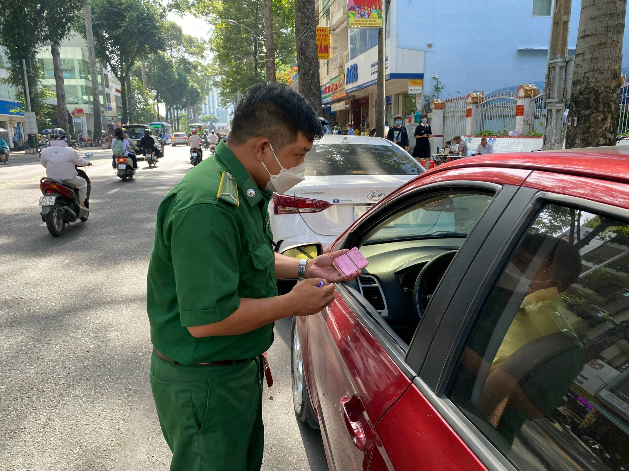 Hoàn thiện công nghệ thu phí đỗ ô tô- Ảnh 1.