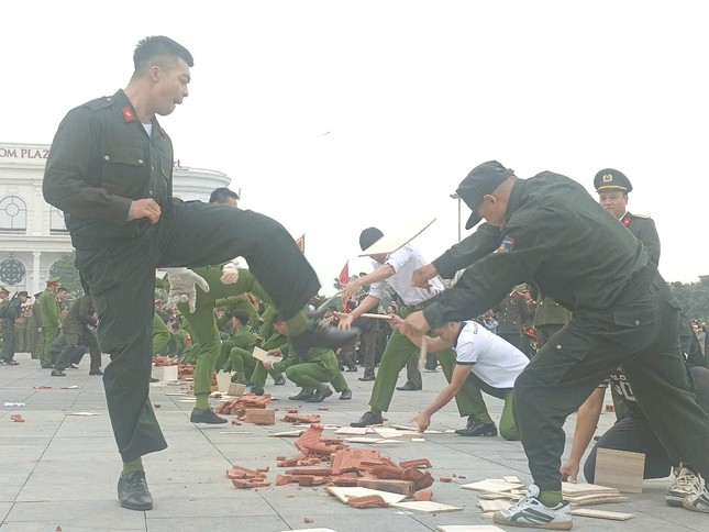 Màn trình diễn võ thuật ấn tượng tại Lễ khai mạc Đại hội Khỏe Vì An ninh Tổ quốc ảnh 8