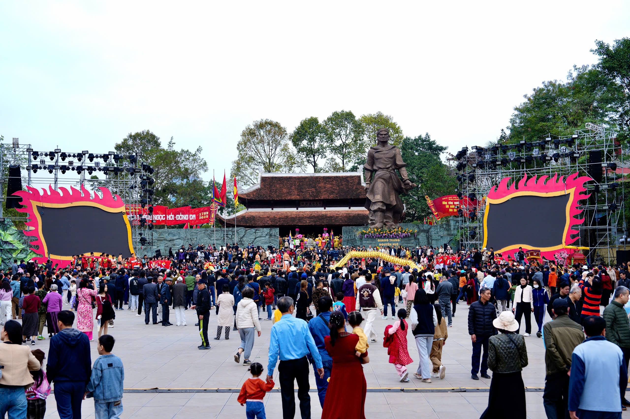 Hàng ngàn người tưởng nhớ công lao của Hoàng đế Quang Trung- Ảnh 1.