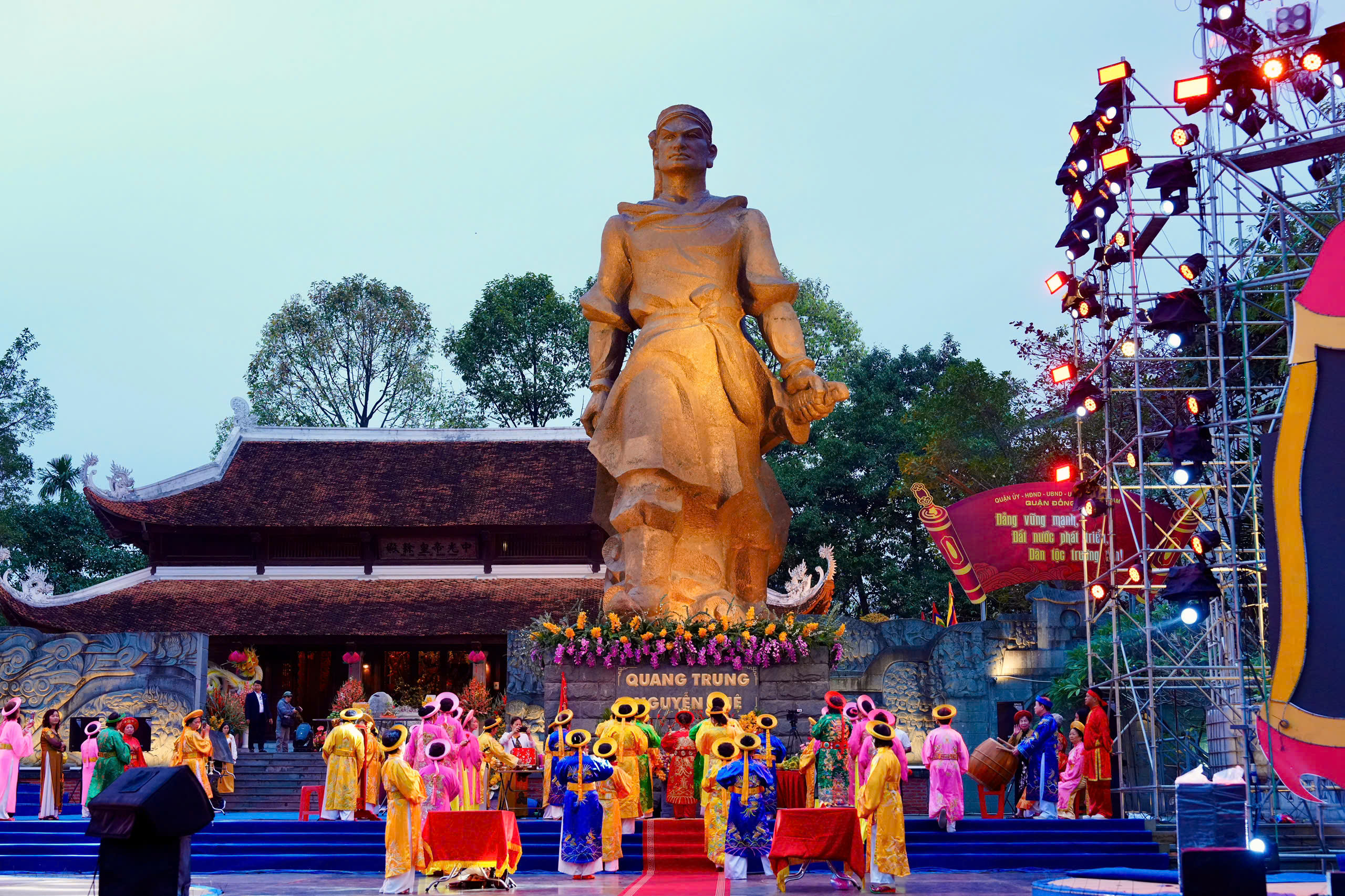 Hàng ngàn người tưởng nhớ công lao của Hoàng đế Quang Trung- Ảnh 2.