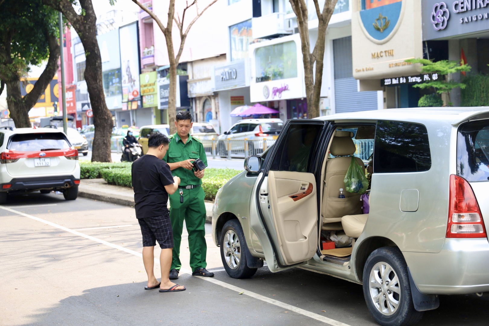 Bớt lấn cấn chuyện thu phí đỗ ô tô- Ảnh 3.