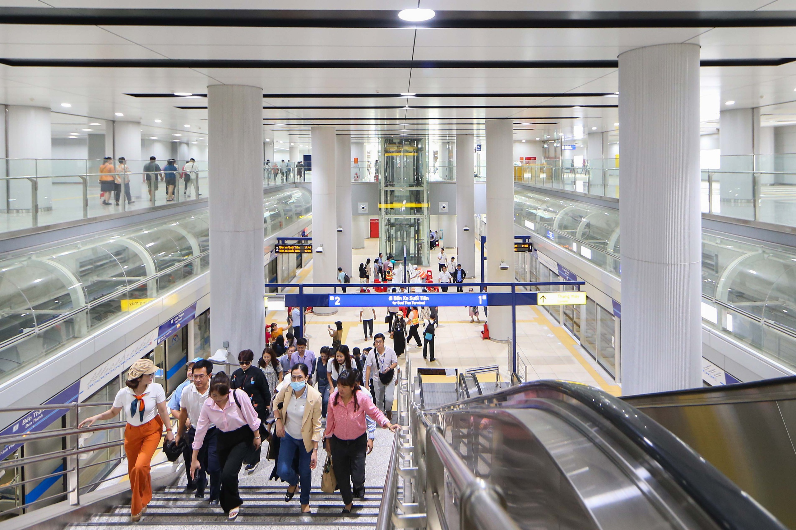 Người dân TP HCM đội nắng đi metro trong ngày cuối chạy thử- Ảnh 7.