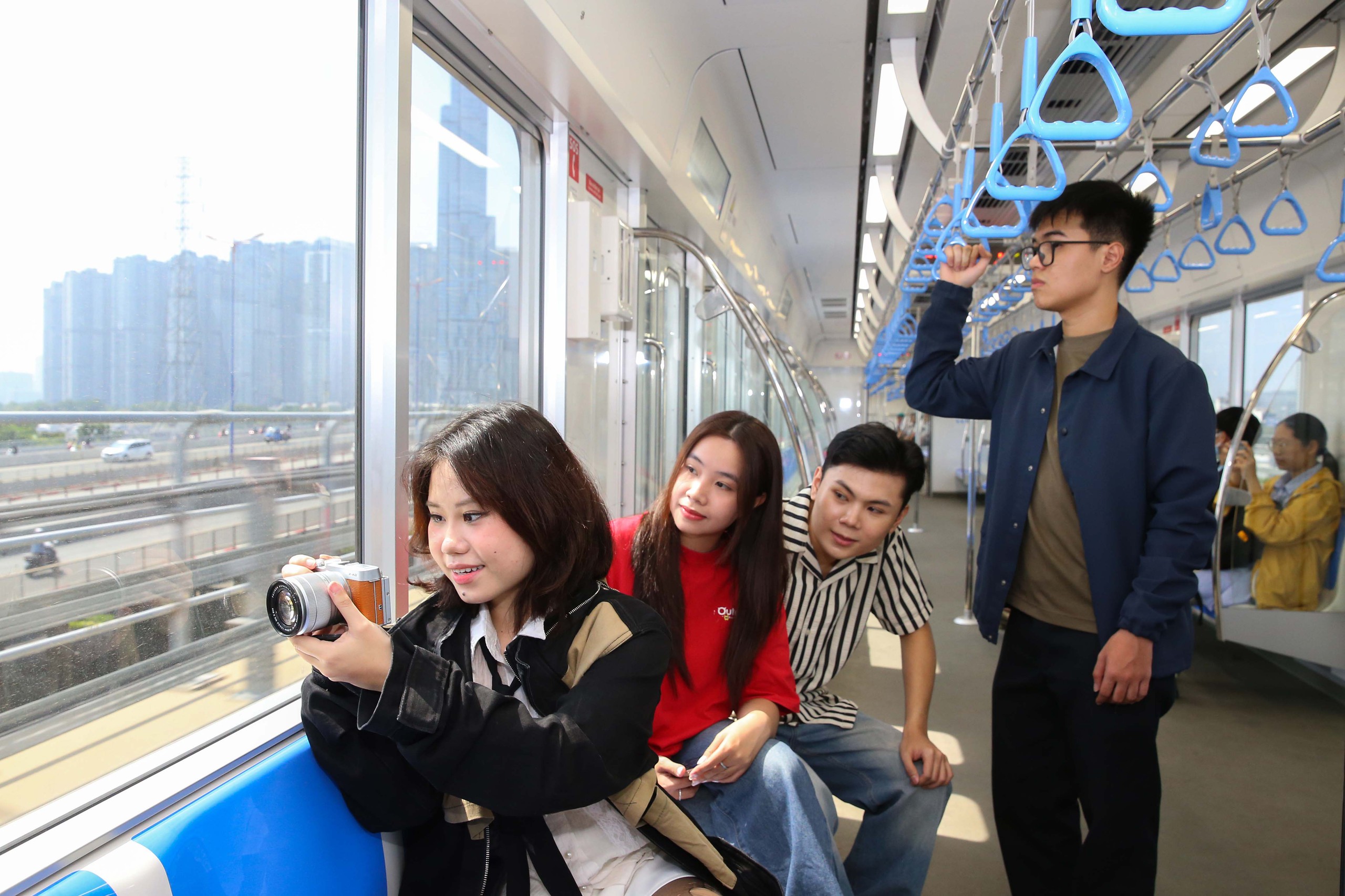 Người dân TP HCM đội nắng đi metro trong ngày cuối chạy thử- Ảnh 11.