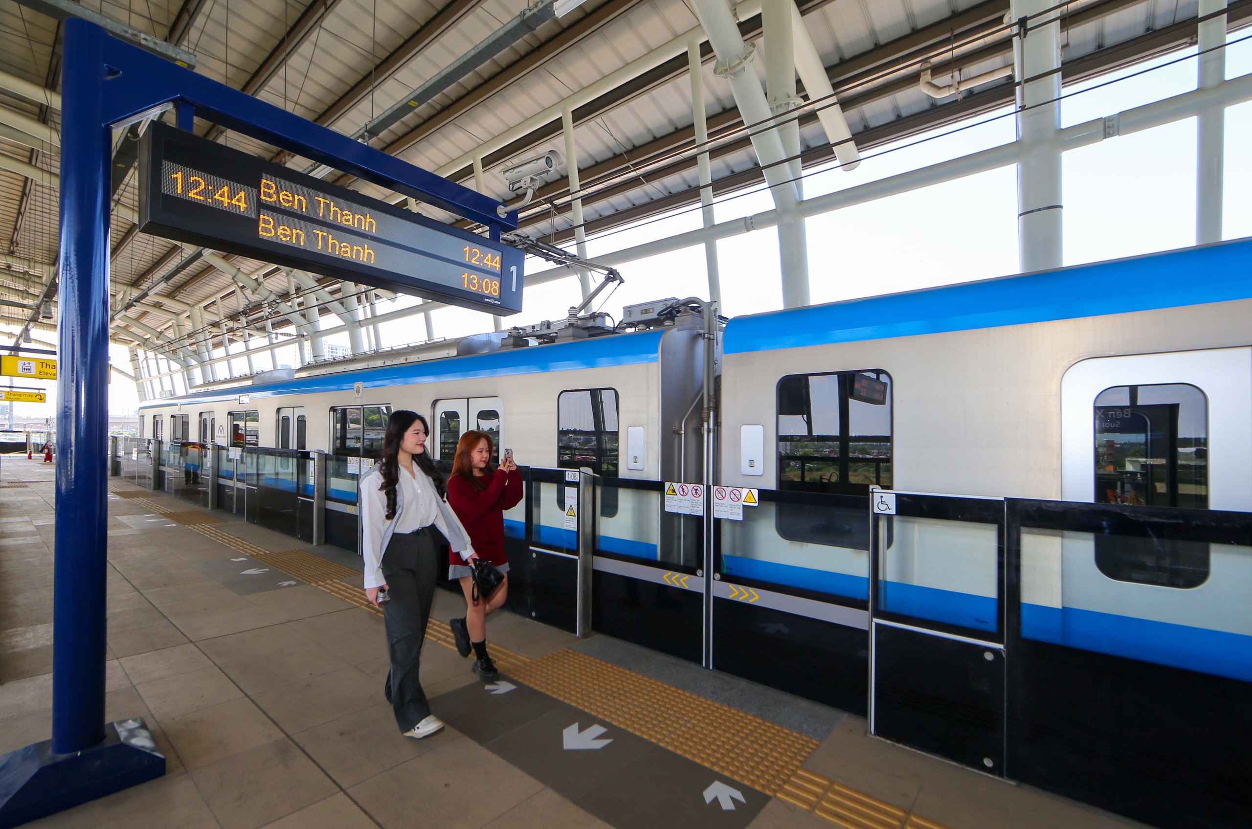 Người dân TP HCM đội nắng đi metro trong ngày cuối chạy thử- Ảnh 8.