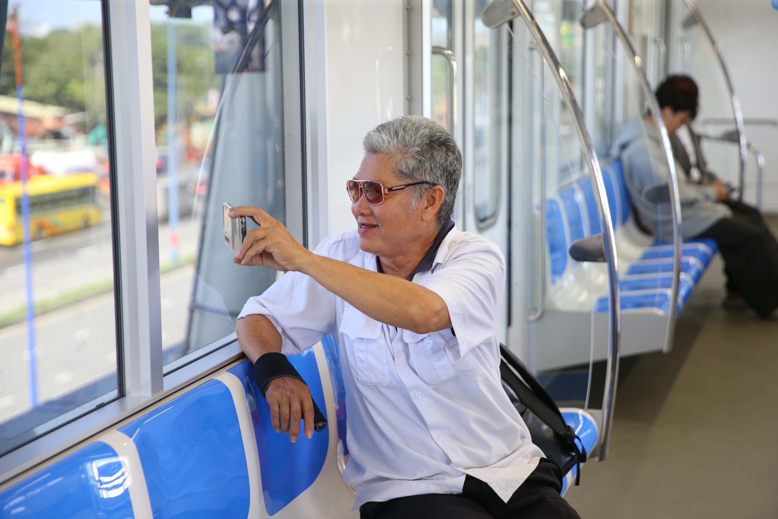 Người dân TP HCM đội nắng đi metro trong ngày cuối chạy thử- Ảnh 10.