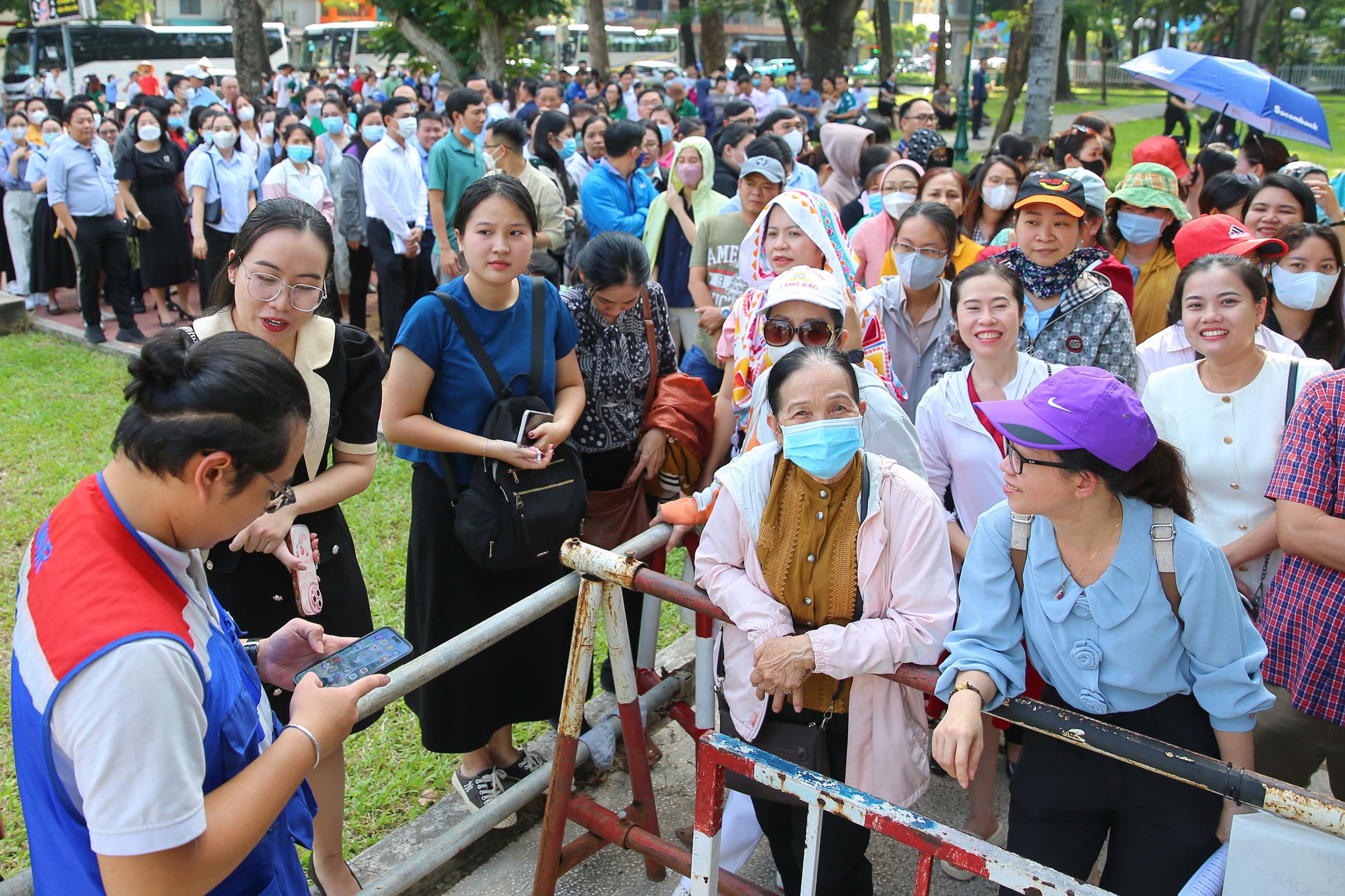 Người dân TP HCM đội nắng đi metro trong ngày cuối chạy thử- Ảnh 1.