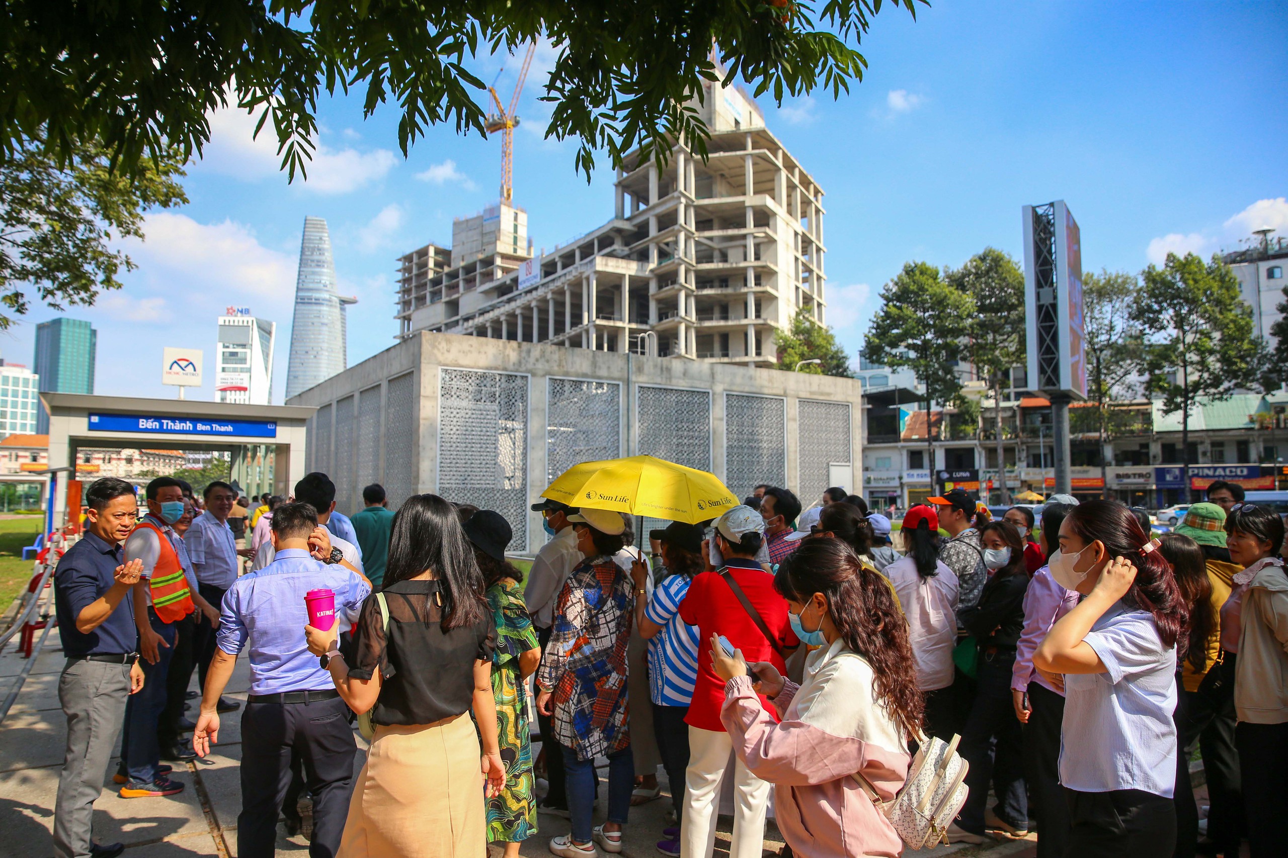 Người dân TP HCM đội nắng đi metro trong ngày cuối chạy thử- Ảnh 2.