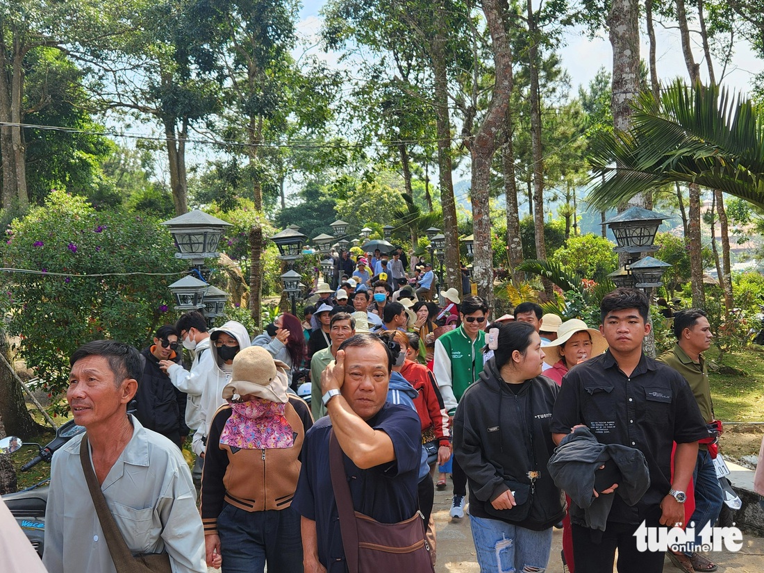 Hàng ngàn người về ‘nóc nhà miền Tây’, giá vé các loại tăng mạnh? - Ảnh 12.