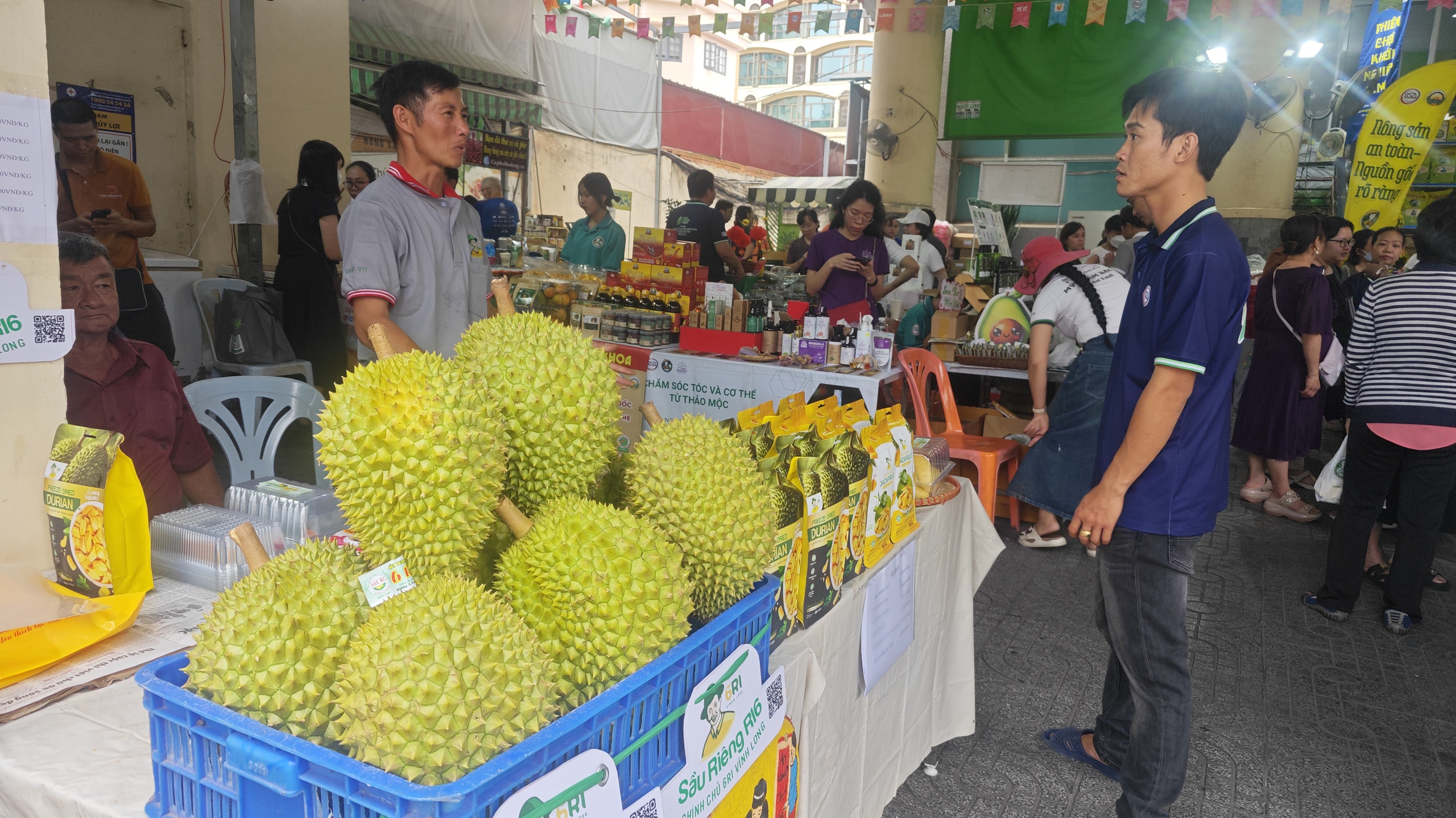 Bà nội trợ chen nhau mua hết 600 kg sầu riêng Ri 6 “chính chủ” tại chợ phiên cuối năm - Ảnh 2.