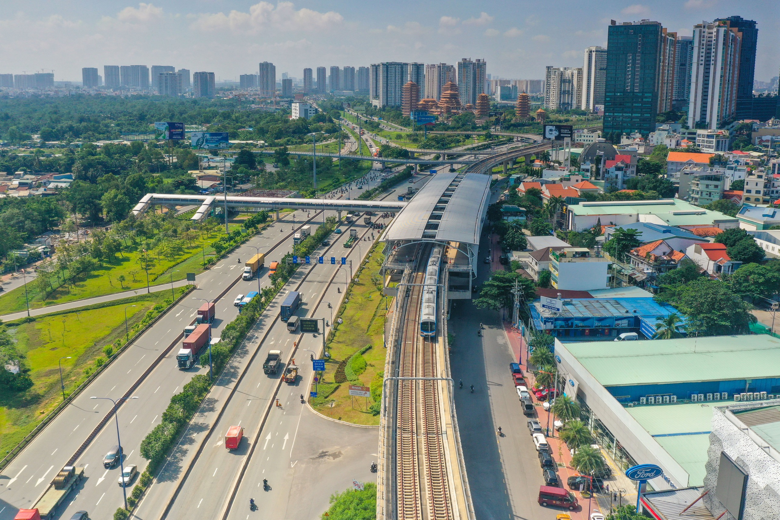 Người dân TP HCM đội nắng đi metro trong ngày cuối chạy thử- Ảnh 12.