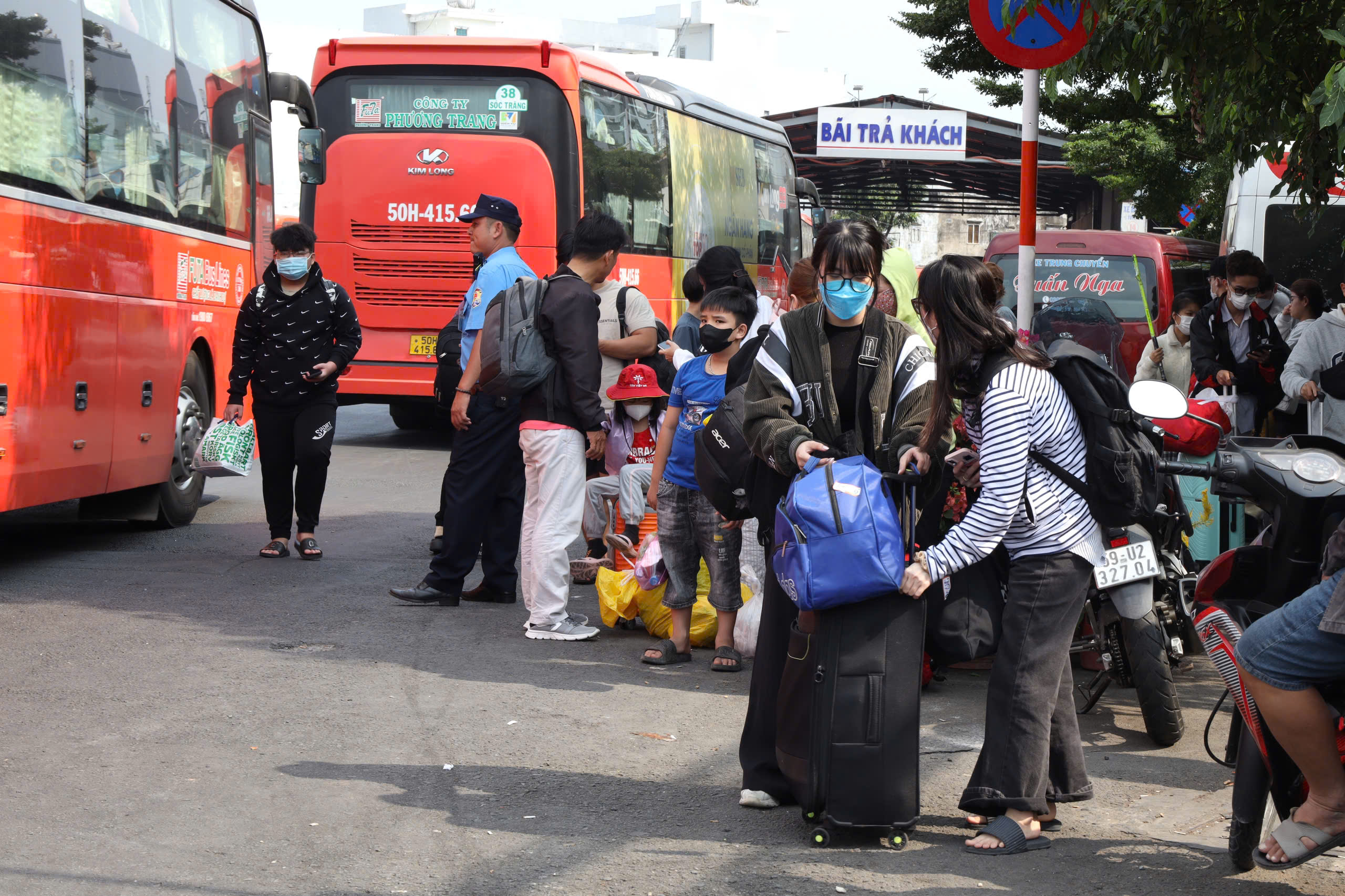 TP HCM: Bến xe, sân ga đông nghẹt trong ngày cuối kỳ nghỉ Tết- Ảnh 8.