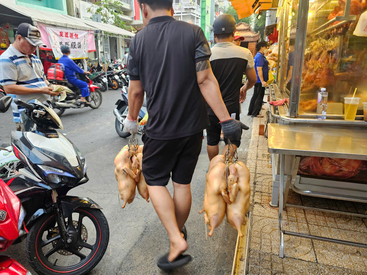 Bánh thần tài, heo quay cúng khai trương "cháy hàng" trong ngày mùng 6- Ảnh 1.