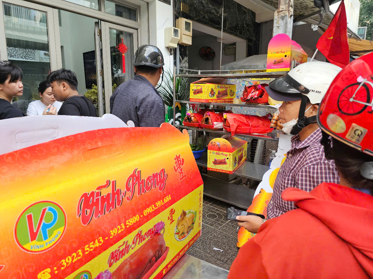 Bánh thần tài, heo quay cúng khai trương "cháy hàng" trong ngày mùng 6- Ảnh 6.