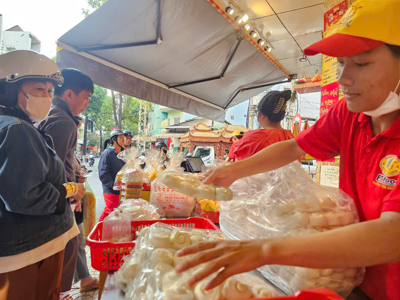 Bánh thần tài, heo quay cúng khai trương "cháy hàng" trong ngày mùng 6- Ảnh 13.