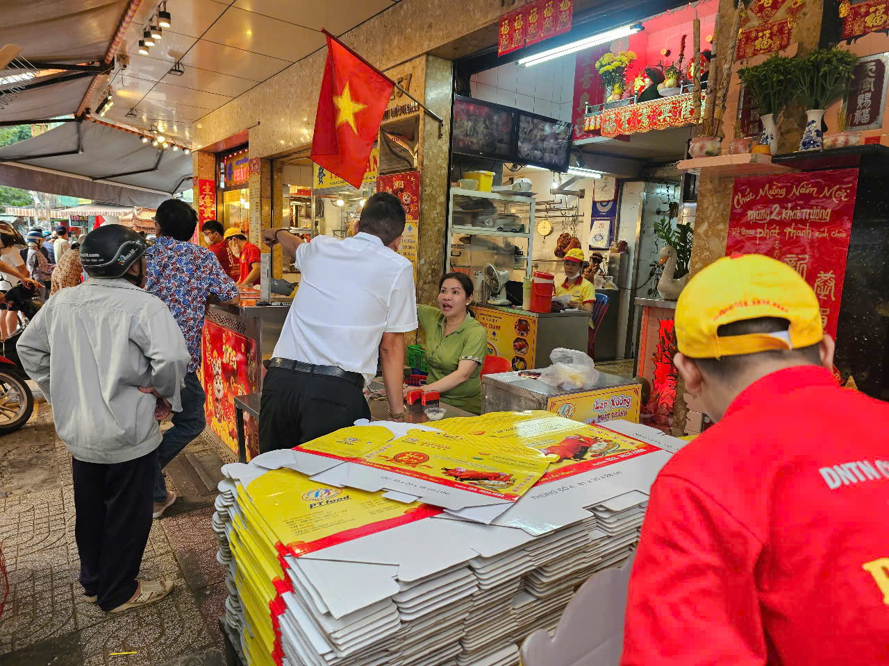 Bánh thần tài, heo quay cúng khai trương "cháy hàng" trong ngày mùng 6- Ảnh 12.