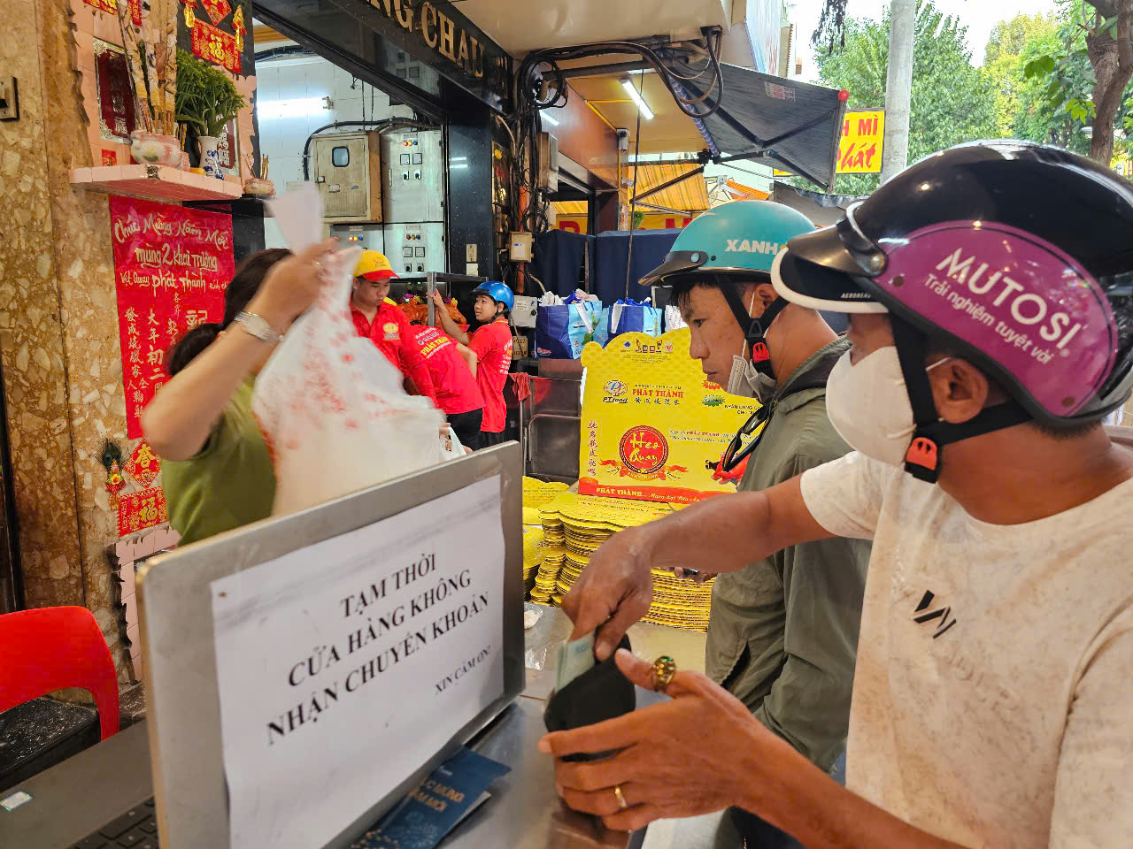 Bánh thần tài, heo quay cúng khai trương "cháy hàng" trong ngày mùng 6- Ảnh 9.