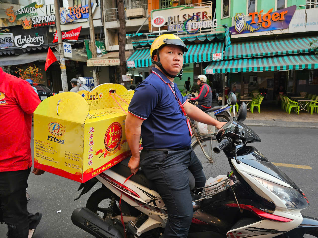 Bánh thần tài, heo quay cúng khai trương "cháy hàng" trong ngày mùng 6- Ảnh 14.