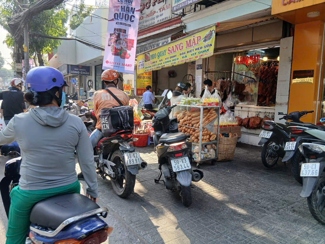 Xếp hàng cả trăm mét để mua heo quay, bánh bao để cúng ngày vía Thần Tài- Ảnh 20.