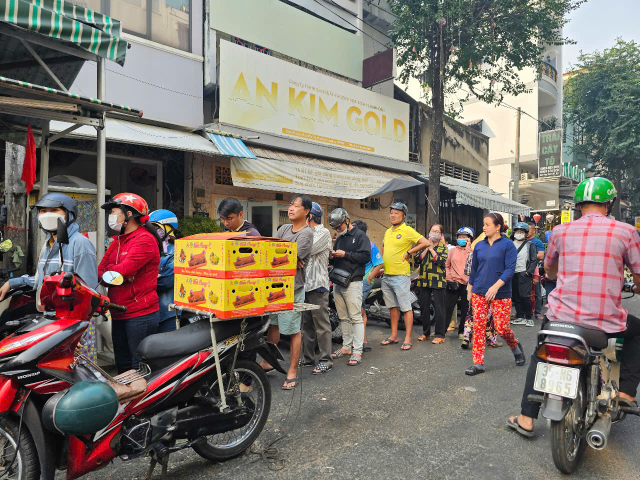 Xếp hàng cả trăm mét để mua heo quay, bánh bao để cúng ngày vía Thần Tài- Ảnh 13.