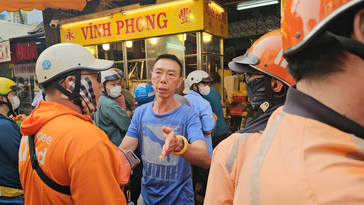 Xếp hàng cả trăm mét để mua heo quay, bánh bao để cúng ngày vía Thần Tài- Ảnh 17.